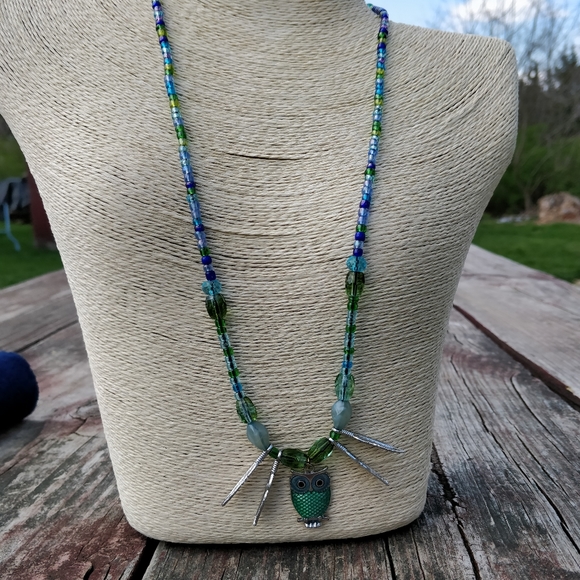 Boho hippie Green owl necklace w/ feathers & beads - Picture 1 of 6